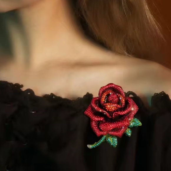 Red Rose Elegant Crystal Brooch - Picture 8 of 10